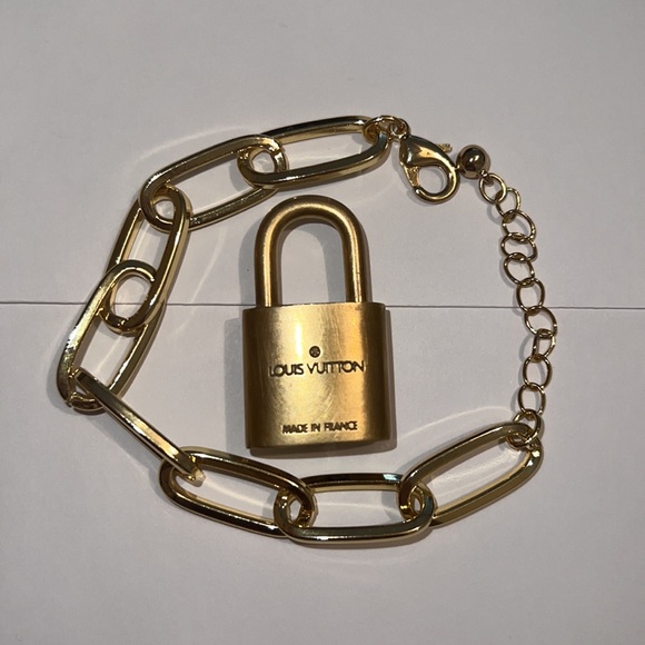 LV Lock #316 (no key) with unbranded bracelet - Picture 8 of 8